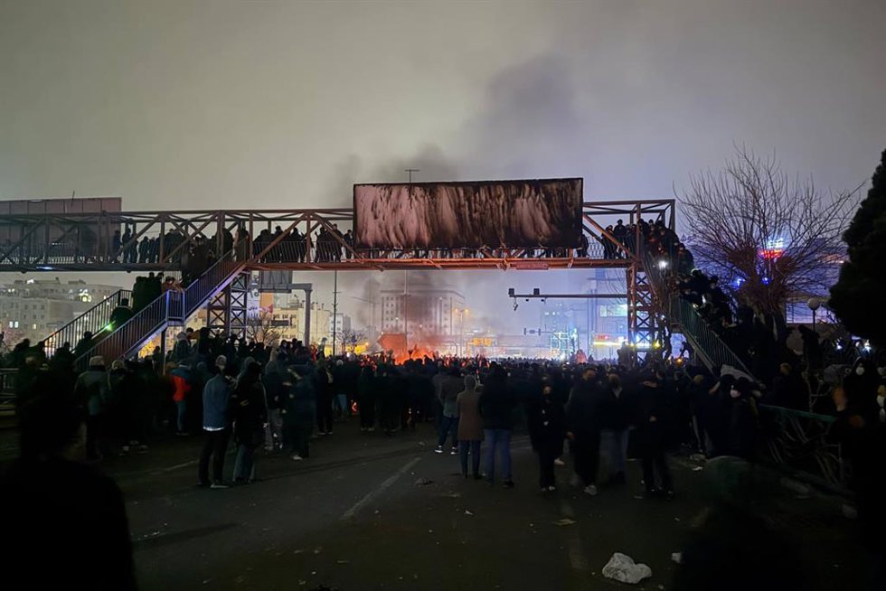 Archivo - Ciudadanos iraníes se congregan bloqueando una calle durante una protesta en el Gran Bazar de Teherán en respuesta al empeoramiento de la situación económica