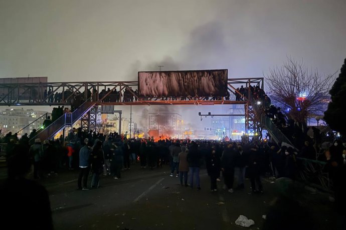 Archivo - 10 January 2026, Iran, Tehran: Iranians gather while blocking a street during a protest at Tehran's Grand Bazaar in response to worsening economic conditions. Photo: -/ZUMA Press Wire/dpa