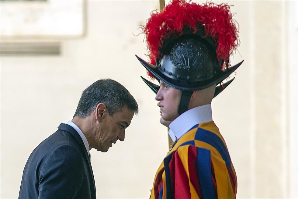 Archivo - 11 October 2024, Vatican: Spanish Prime Minister Pedro Sanchez is welcomed upon his arrival for a private audience Vatican City. Photo: Alessia Giuliani/IPA via ZUMA Press/dpa