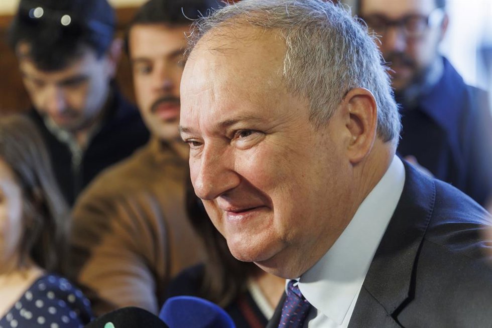Hereu cita a Renault y sindicatos para frenar el bloqueo del convenio y salvar los nuevos modelos en CyL