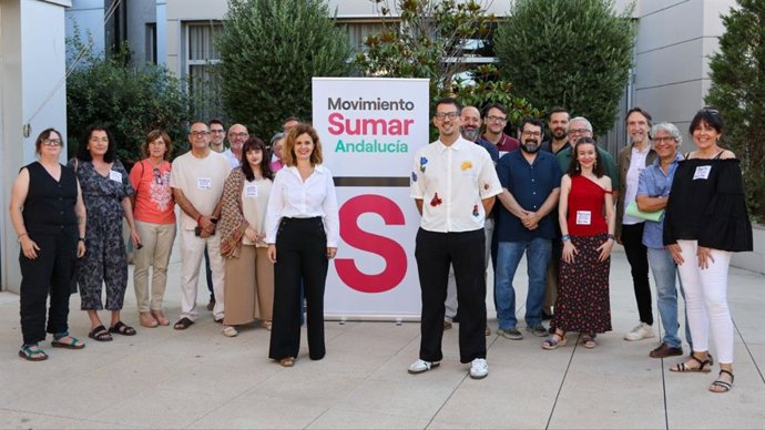 La parlamentaria electa por Cádiz Esperanza Gómez (en el centro) con el resto de miembros del Grupo Coordinador de Movimiento Sumar Andalucía