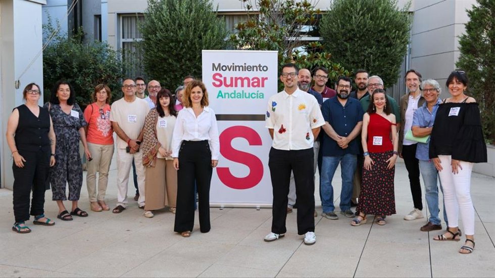 La parlamentaria electa por Cádiz Esperanza Gómez (en el centro) con el resto de miembros del Grupo Coordinador de Movimiento Sumar Andalucía