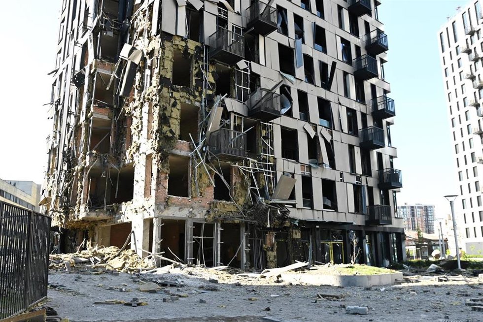 Daños materiales en un edificio alcanzado por un ataque del Ejército de Rusia contra la capital de Ucrania, Kiev (archivo)