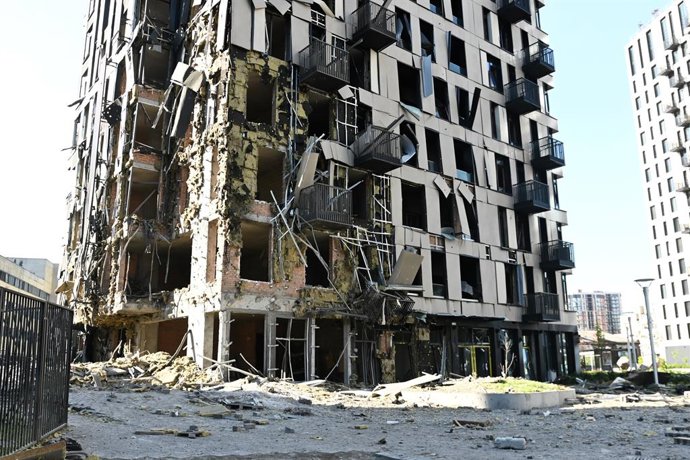 25 de maio de 2026, Kiev, Ucrânia: Um prédio de apartamentos danificado por um ataque maciço com mísseis russos. O presidente ucraniano Volodymyr Zelenskyy informou que a Rússia lançou um ataque maciço contra a Ucrânia na noite de 24 de maio, utilizando c