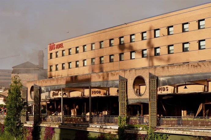 Efectivos de Bomberos de Málaga trabajan en la extinción de un incendio ocurrido en un hotel de la capital.