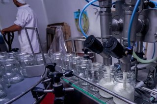 Archivo - Una máquina llena los recipientes de kéfir en la fábrica de la granja Suerte Ampanera, a 24 de agosto de 2022, en Colmenar Viejo, Madrid (España). La granja es una explotación ecológica, compuesta por 1.500 cabras y ubicada en el entorno natural