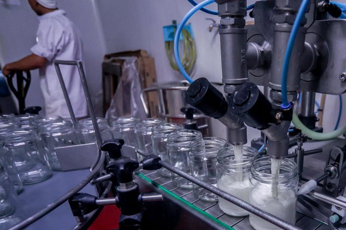Archivo - Una máquina llena los recipientes de kéfir en la fábrica de la granja Suerte Ampanera, a 24 de agosto de 2022, en Colmenar Viejo, Madrid (España). La granja es una explotación ecológica, compuesta por 1.500 cabras y ubicada en el entorno natural