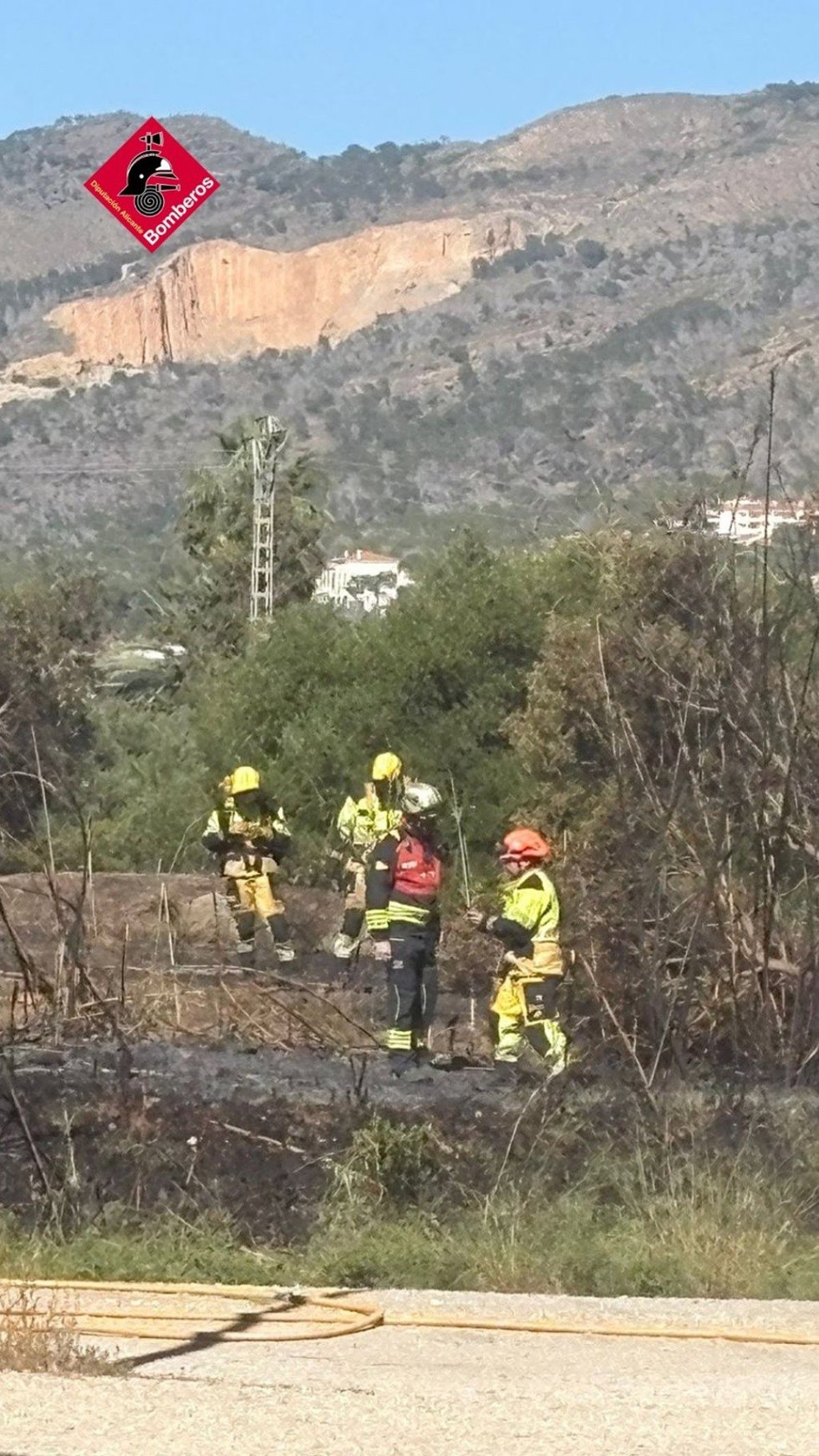Controlado un incendio en una caseta abandonada de Benidorm que obliga a desalojar a algunas personas