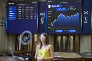 Archivo - Paneles del IBEX 35 en el Palacio de la Bolsa de Madrid, a 11 de julio de 2024, en Madrid (España). 