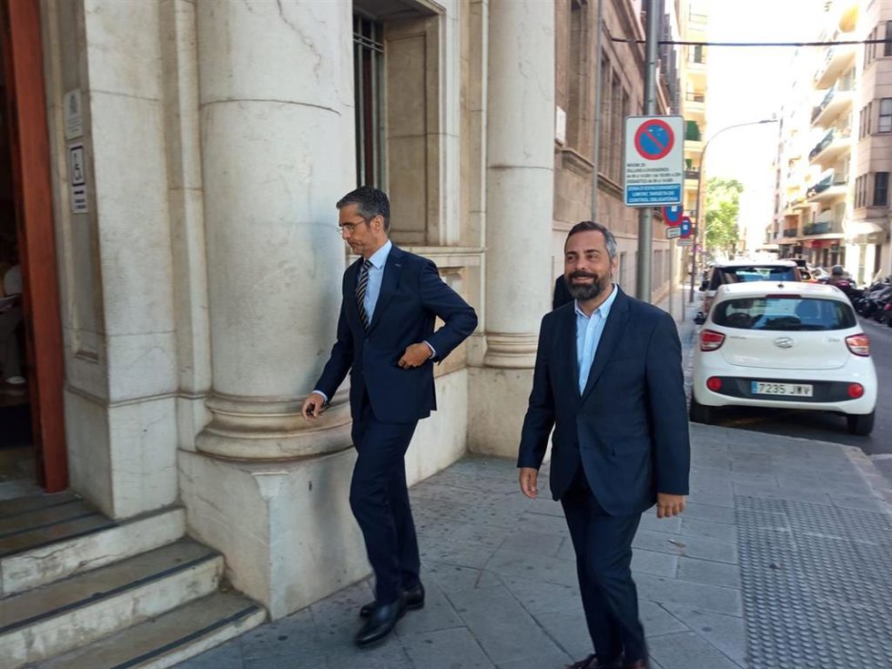 El jefe de gabinete de la presidenta del Govern, Alejandro Jurado (d), llega a los juzgados de Vía Alemania junto a su abogado, Jaime Campaner (i).