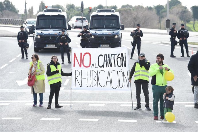 Archivo - Manifestantes portan pancarta con lema 'No al cantón. Reubicación' durante una manifestación vecinal para protestar por la construcción del cantón, en Montecarmelo, a 1 de marzo de 2026, en Madrid (España). 