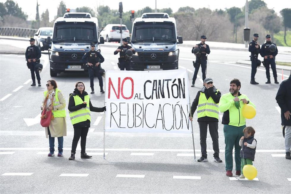 Archivo - Manifestantes portan pancarta con lema 'No al cantón. Reubicación' durante una manifestación vecinal para protestar por la construcción del cantón, en Montecarmelo, a 1 de marzo de 2026, en Madrid (España). 