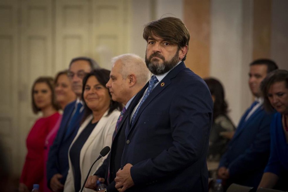Archivo - El coordinador de Vox de Alcalá de Henares, Víctor Acosta, durante la sesión de constitución del ayuntamiento, a 17 de junio de 2023, en Alcalá de Henares, Madrid (España).  Los casi 8.100 ayuntamientos españoles en los que el pasado 28 de mayo 