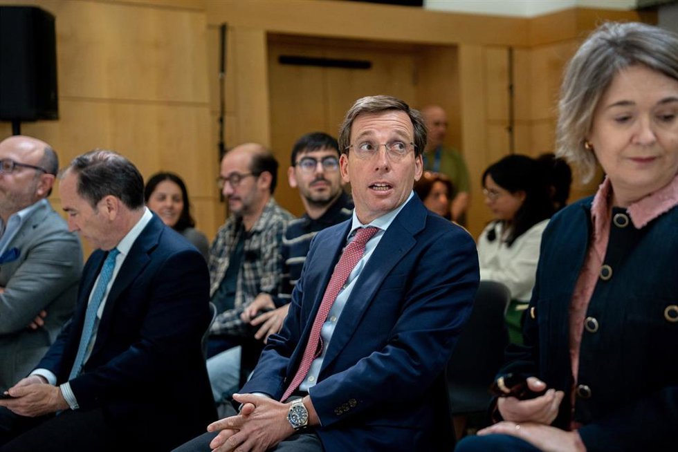 El alcalde de Madrid, José Luis Martínez-Almeida, presenta en la antesala del Pleno del Palacio de Cibeles la imagen institucional que lucirá la capital durante la próxima visita oficial del papa León XIV