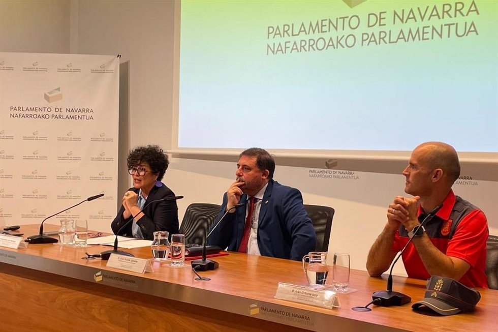 La consejera Inma Jurío, el presidente del Parlamento de Navarra, Unai Hualde e Iván Ortueta, jefe de la Policía Foral, en la apertura de la jornada