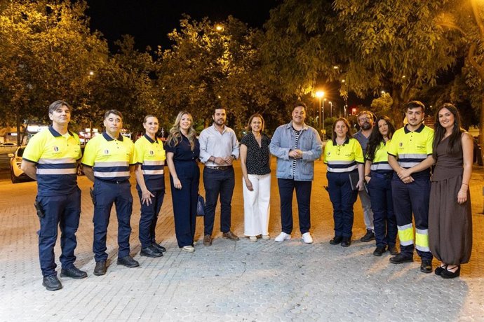 El delegado de Asuntos Sociales, José Luis García, con los serenos, con ocasión del inicio de su actividad en Pino Montano.