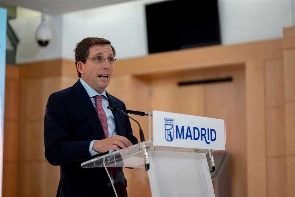 El alcalde de Madrid, José Luis Martínez-Almeida, presenta en la antesala del Pleno del Palacio de Cibeles la imagen institucional que lucirá la capital durante la próxima visita oficial del papa León XIV, a 19 de mayo de 2026, en Madrid (España).