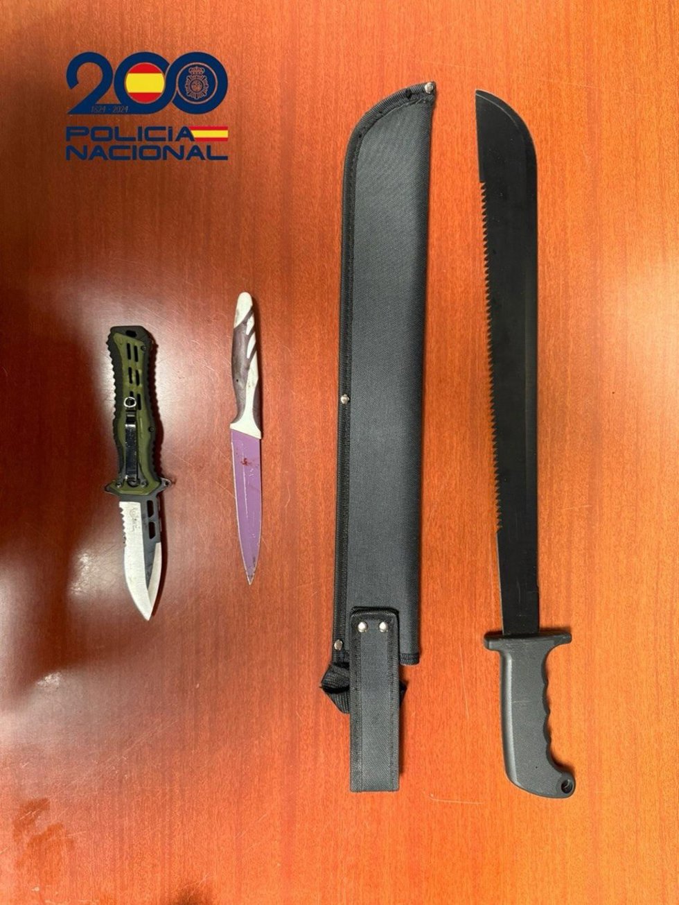 Machetes y armas blancas incautadas durante una riña tumultuaria en Carabanchel (Madrid).