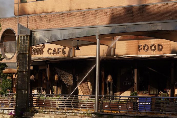 Efectivos de Bomberos de Málaga trabajan en la extinción de un incendio ocurrido en un hotel de la capital 
