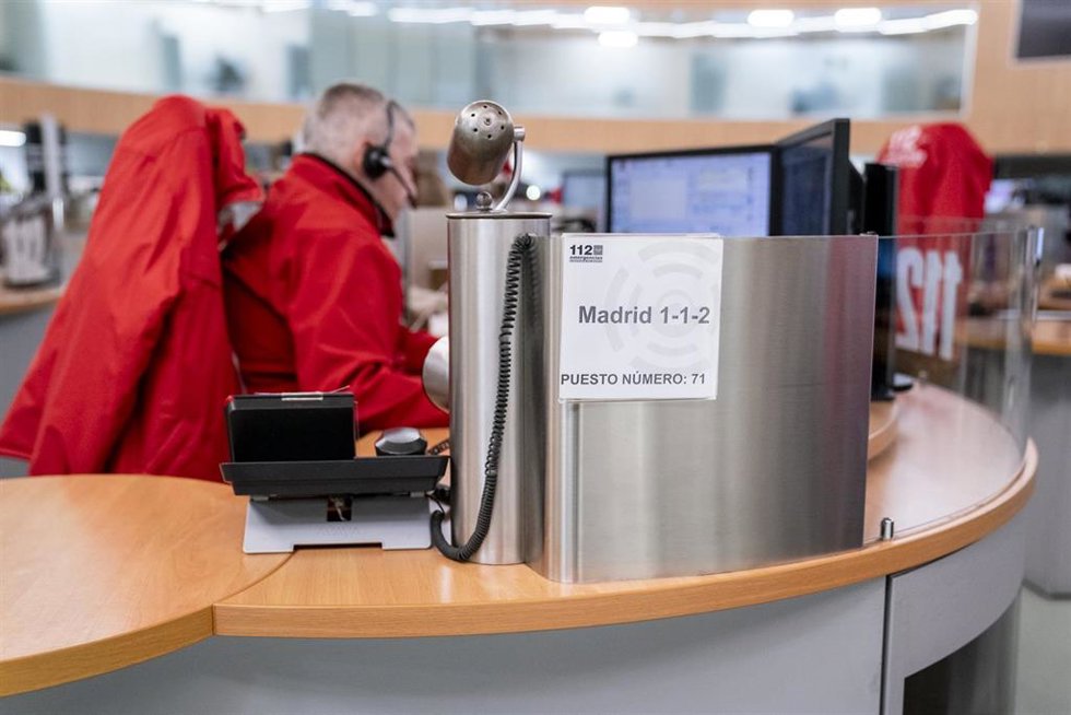 Archivo - Un hombre trabaja en la Agencia de Seguridad y Emergencias de Madrid (ASEM 112), a 23 de diciembre de 2022, en Pozuelo de Alarcón, Madrid (España)