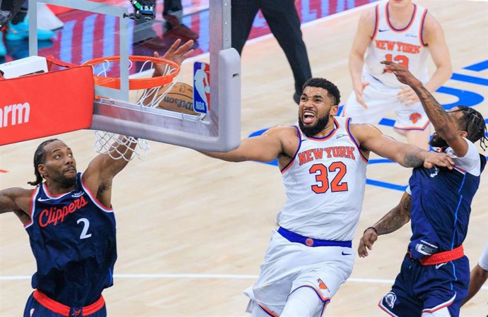 Archivo - Karl-Anthony Towns intenta una canasta durante un partido de los New York Knicks en la NBA 25-26
