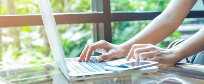 Archivo - Manos de una mujer en un teclado de ordenador
