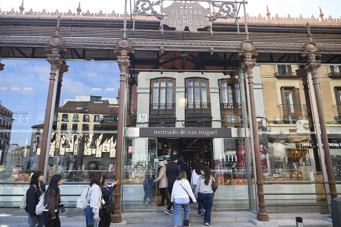 Archivo - Fachada del Mercado de San Miguel, a 2 de marzo de 2026, en Madrid (España). El Mercado de San Miguel ha reabierto sus puertas una vez que se ha llevado a cabo el refuerzo de la cimentación interior, completando así un plan de "rehabilitación y 
