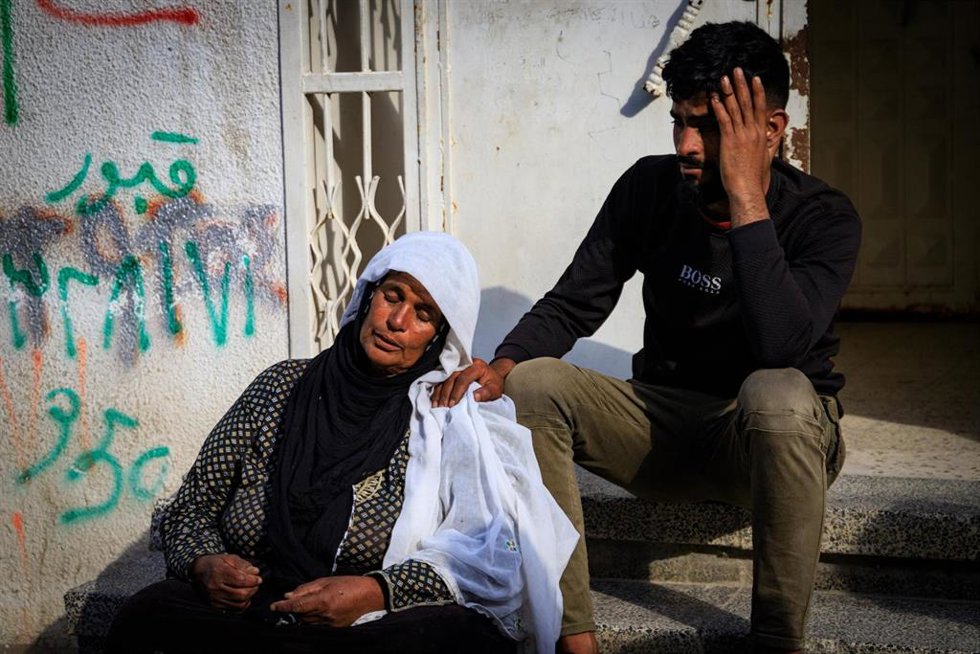 Familiares de un muerto por un ataque ejecutado por Israel contra la Franja de Gaza en abril de 2026, a pesar del alto el fuego pactado en octubre de 2025 (archivo)