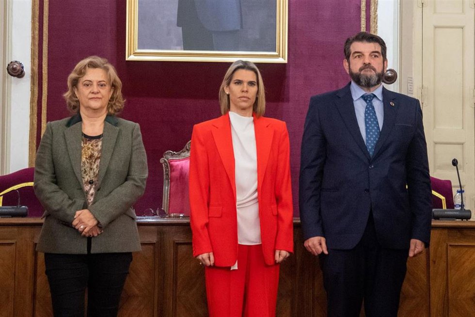 La alcaldesa de Alcalá de Hanares, Judith Piquet, (c) junto al segundo teniente de alcalde, Víctor Acosta, (d)