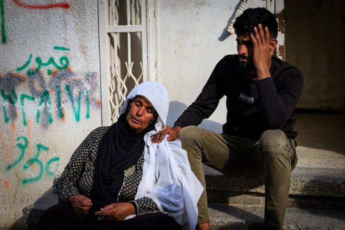 30 de abril de 2026, Gaza, Palestina: (INT) Familiares das vítimas dos supostos ataques aéreos israelenses de hoje contra o Hospital Al-Shifa reagem em 30 de abril de 2026 na cidade de Gaza, em Gaza. Recentemente, houve uma série de incidentes em que as f