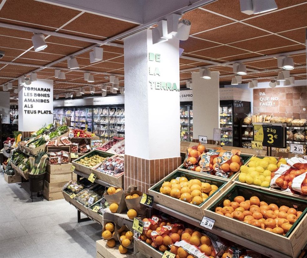 Archivo - Productos de proximidad en un supermercado de Caprabo.