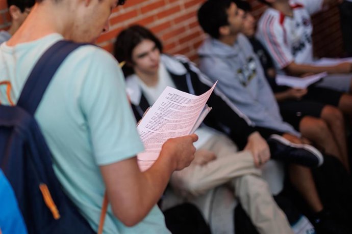 Archivo - Un estudiante repasa apuntes antes de iniciar los exámenes del primer día de la Evaluación de Acceso a la Universidad (EvAU),  en la Universidad Autónoma de Madrid