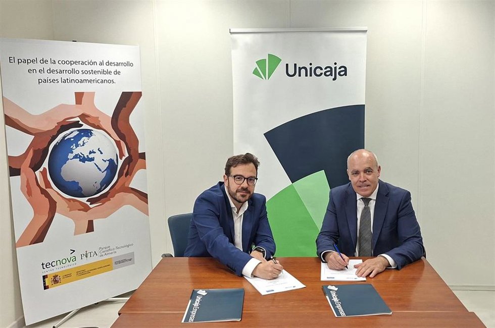 El presidente de Innovacal, David Iglesias, y el director territorial de Andalucía Oriental de Unicaja, Juan Cayuela, durante la firma del convenio.