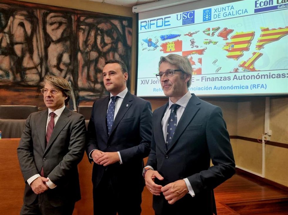L consejero de Economía, Hacienda, Fondos Europeos y Transformación Digital, Luis Alberto Marín, acompañado de los responsables de Hacienda de Asturias, Guillermo Peláez, y de Galicia, Miguel Corgos