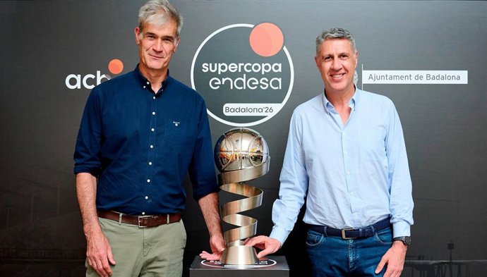 El presidente de la acb, Antonio Martín, y el alcalde de Badalona, Xavier García Albiol, con el trofeo de la Supercopa Endesa en Badalona