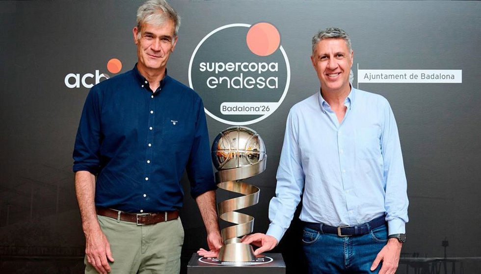 El presidente de la acb, Antonio Martín, y el alcalde de Badalona, Xavier García Albiol, con el trofeo de la Supercopa Endesa en Badalona