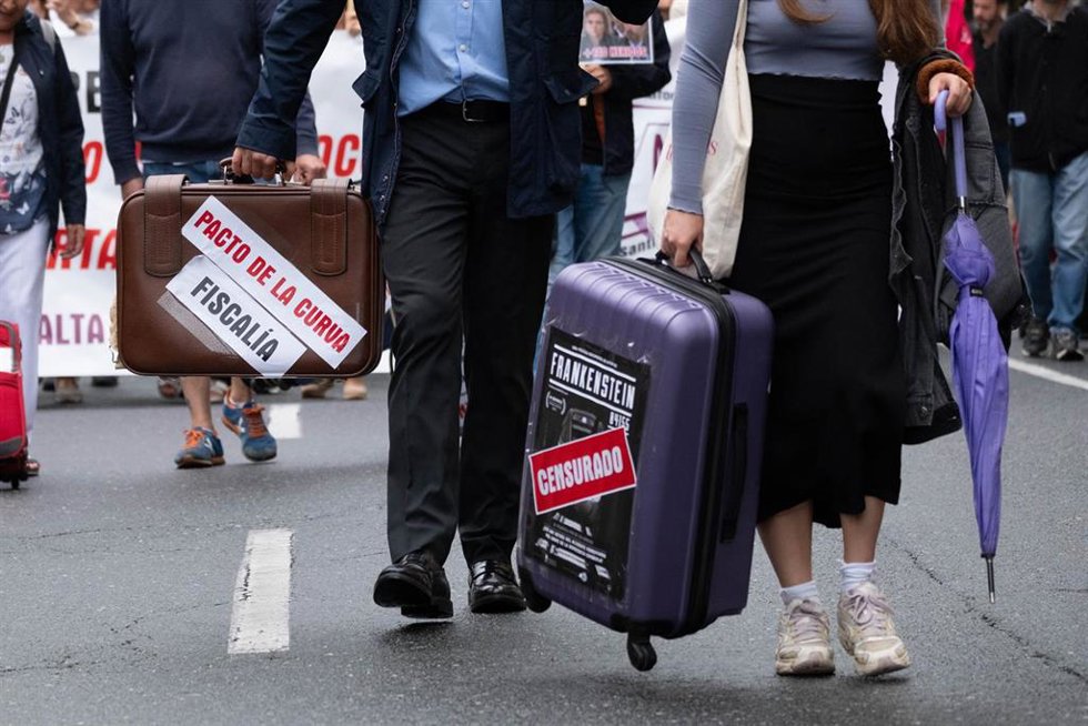 Archivo - Familiares de fallecidos y heridos en el descarrilamiento del Alvia en la curva de A Grandeira se reúnen ante la estación de tren santiaguesa de donde sale una marcha de protesta, a 24 de julio de 2023, en A Coruña, Galicia (España). Víctimas de