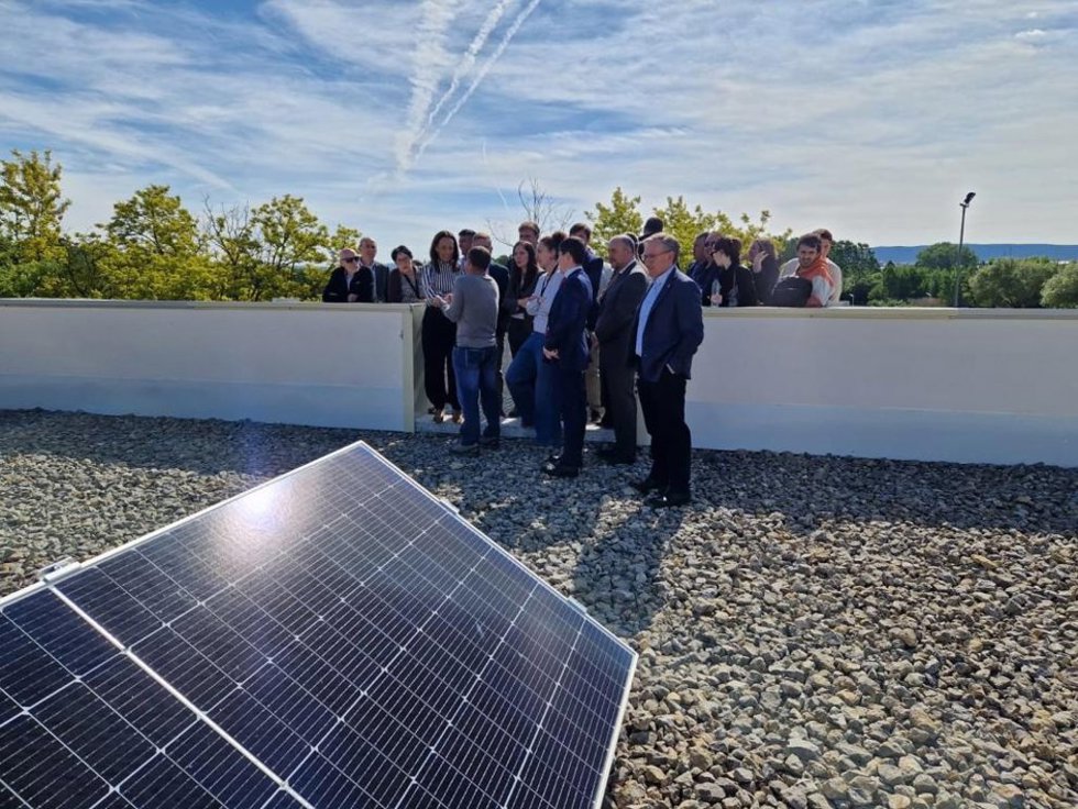 En los centros de nueva construcción, como el aulario del IES Salvador Victoria, se instalan placas fotovoltaicas y sistemas eficientes de climatización que posibilitan frío y calor.