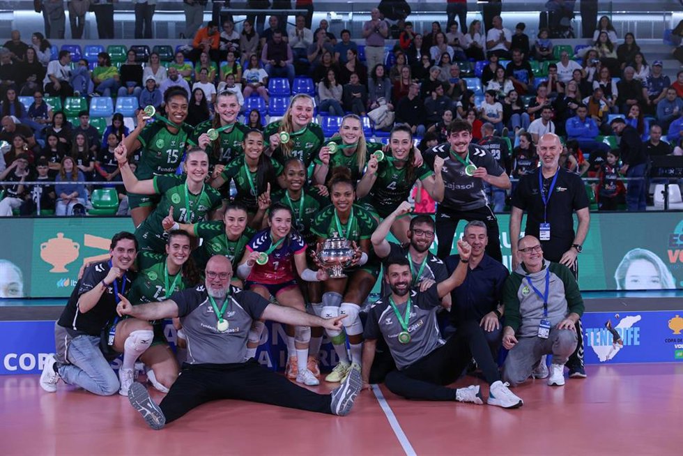 El Fundación Cajasol Andalucía celebra la conquista de la Copa de la Reina de voleibol 2026