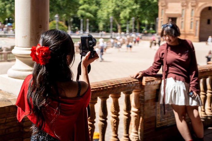 Archivo - Los turistas contemplan la Plaza de España de Sevilla en una jornada primaveral. A 17 de abril de 2026 en Sevilla (Andalucía. España). 
