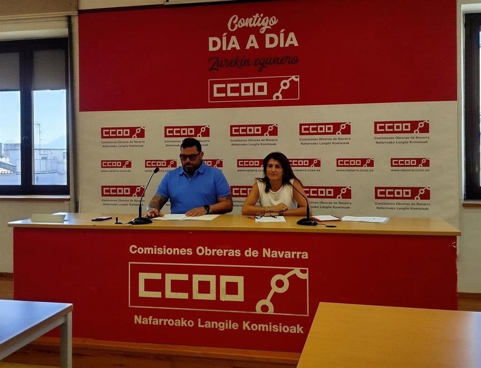 El secretario general de CCOO Navarra, Josema Romeo, y Natalia Muñoz, abogada de la Asesoría Jurídica de CCOO Navarra