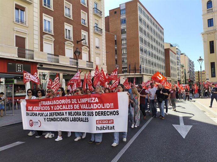 Manifestación del sector de la limpieza en Valladolid por el bloqueo del convenio colectivo.