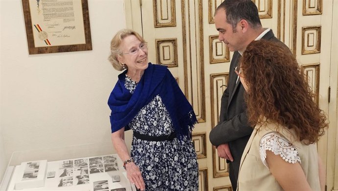 Anita Peñuelas junto al material donado, en Huesca.