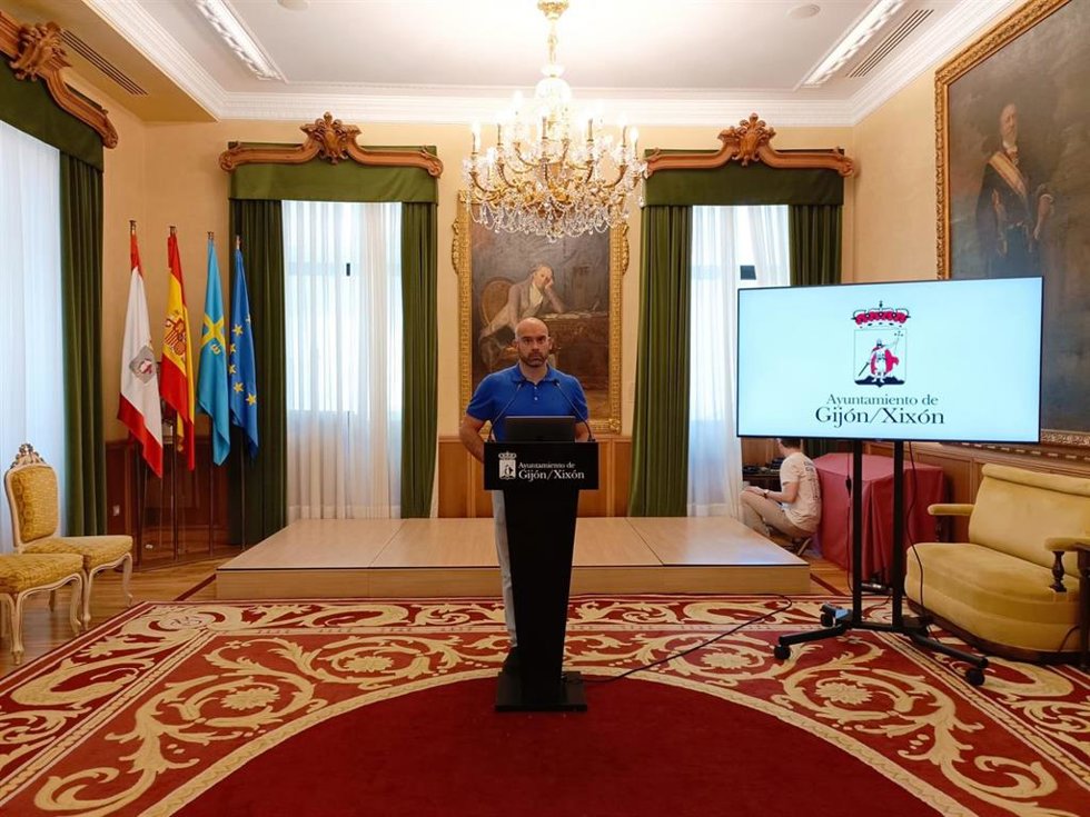El portavoz de la Junta de Gobierno de Gijón, Jesús Martínez Salvador, en rueda de prensa en el Consistorio gijonés.