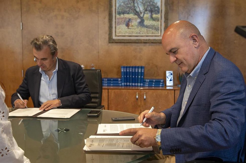 Archivo - El conseller de Educación y Universidades, Antoni Vera, y el presidente del Consell de Ibiza, Vicent Marí, en una foto de archivo.