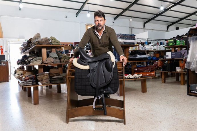 La guarnicionería sanluqueña Los Nietos presenta su nuevo proyecto, que combina experiencia artesana y espíritu joven
