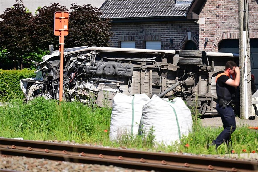 El minibús en el que viajaban siete menores y dos adultos que ha sido arrollado por un tren en un accidente en Bélgica que ha dejado varios muertos.