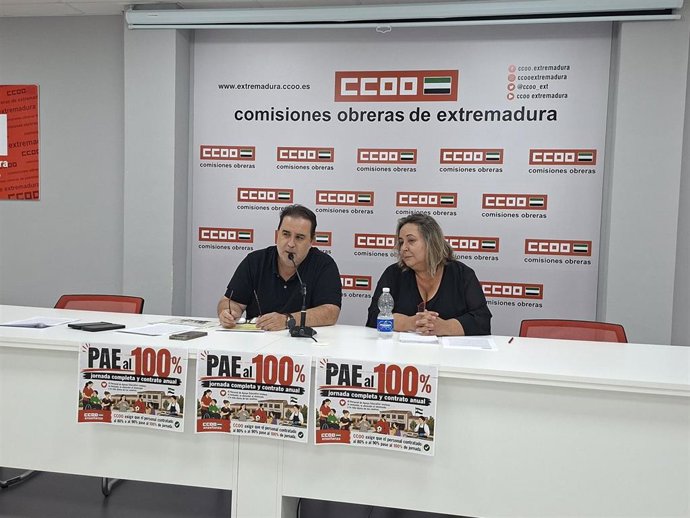 El secretario general de la Federación de Enseñanza de CCOO de Extremadura, Tomás Rodríguez, y la secretaria de Personal de Apoyo Educativo, Visi Vázquez, en rueda de prensa