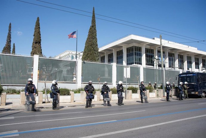 Archivo - Imagen de archivo de la Policía de Grecia en un dispositivo en Atenas.