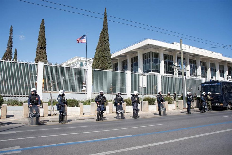 Archivo - Imagen de archivo de la Policía de Grecia en un dispositivo en Atenas.